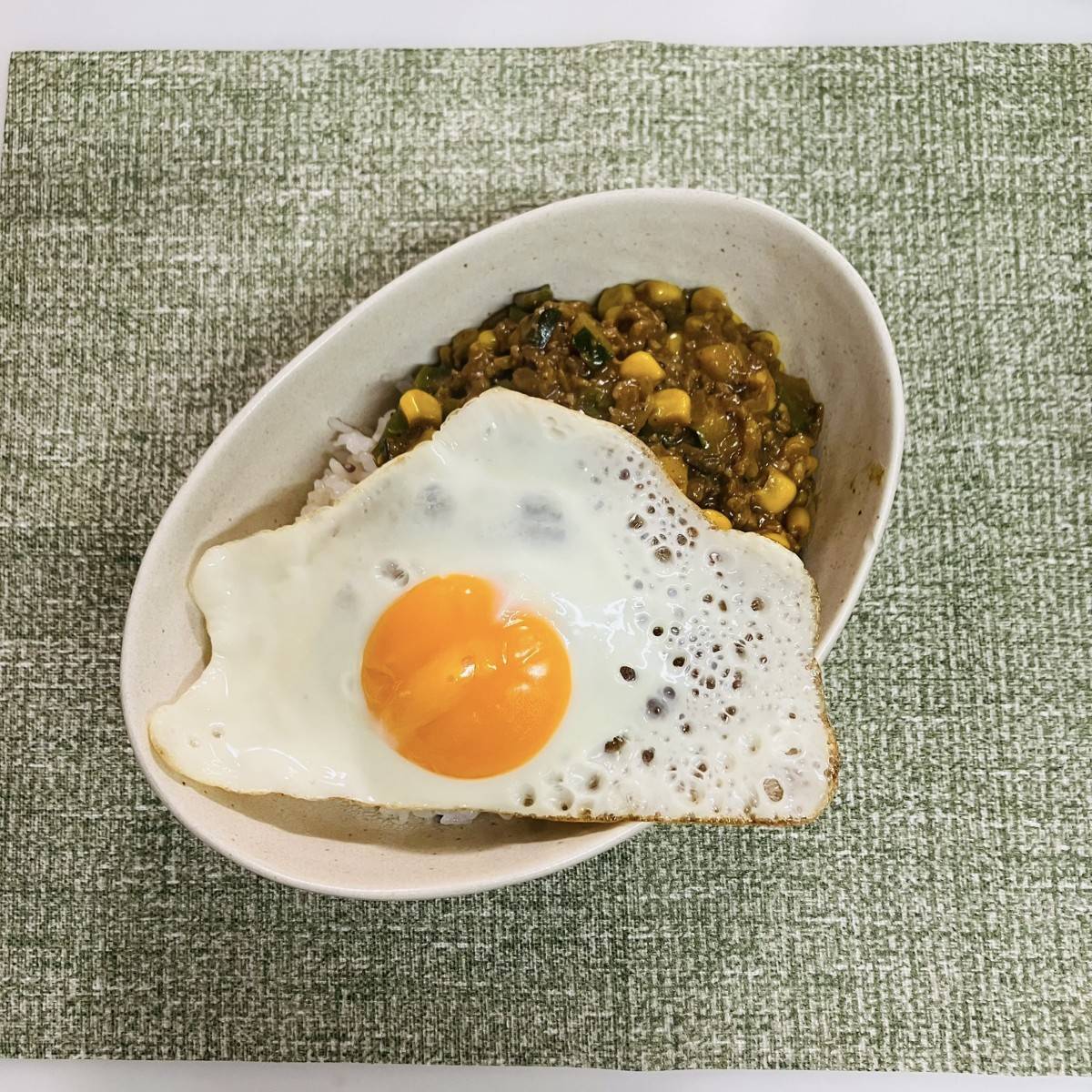 JAグループ公式の「ズッキーニとピーマンのキーマカレー」のレシピ