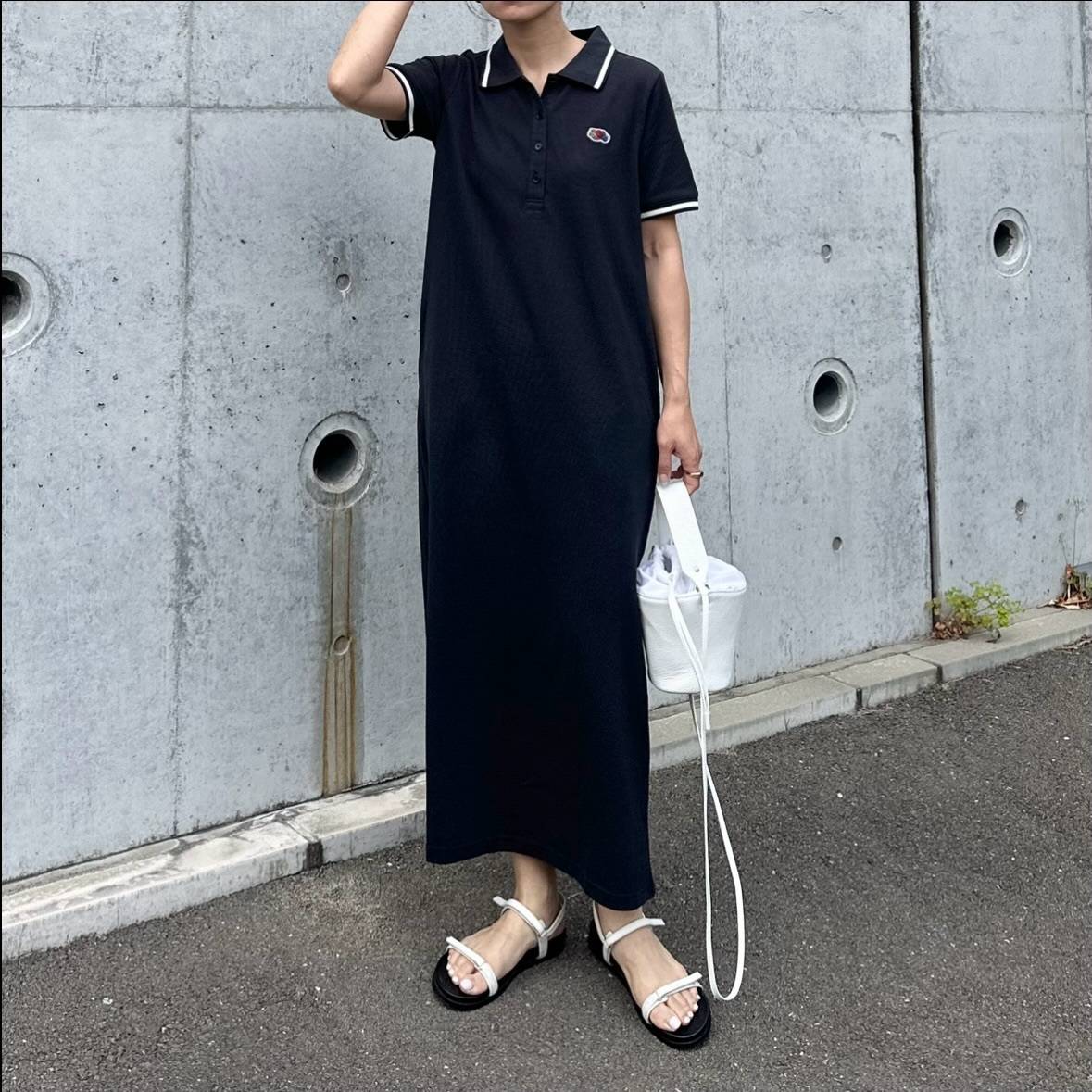 白をきかせた黒ワンピースコーデが◎