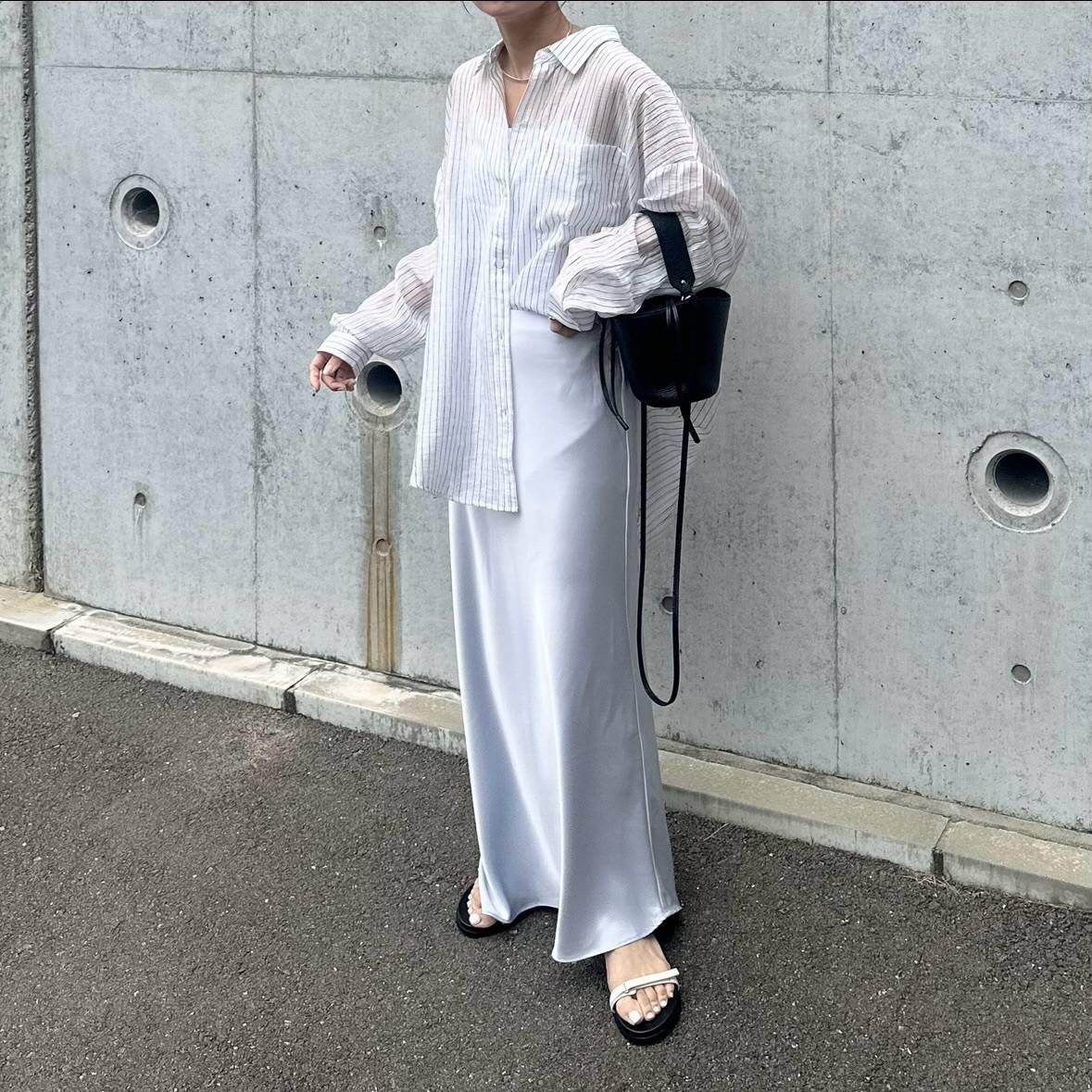 ストライプ柄シャツ×サテンスカート