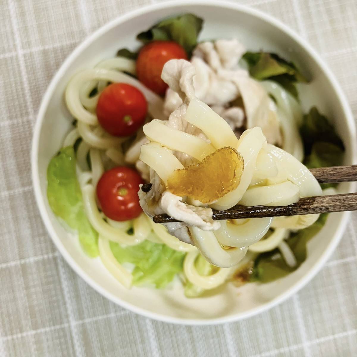 テーブルマーク公式の「豚しゃぶとポン酢の冷やしうどん」のレシピ