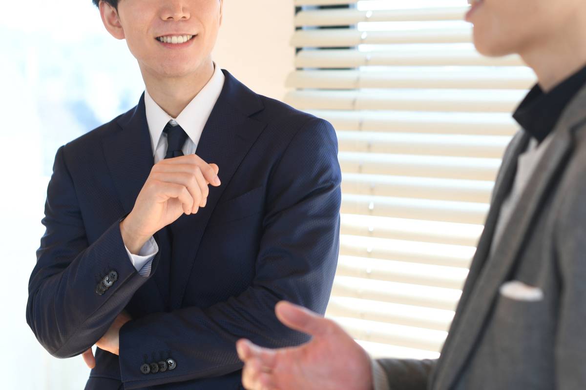 話す人
