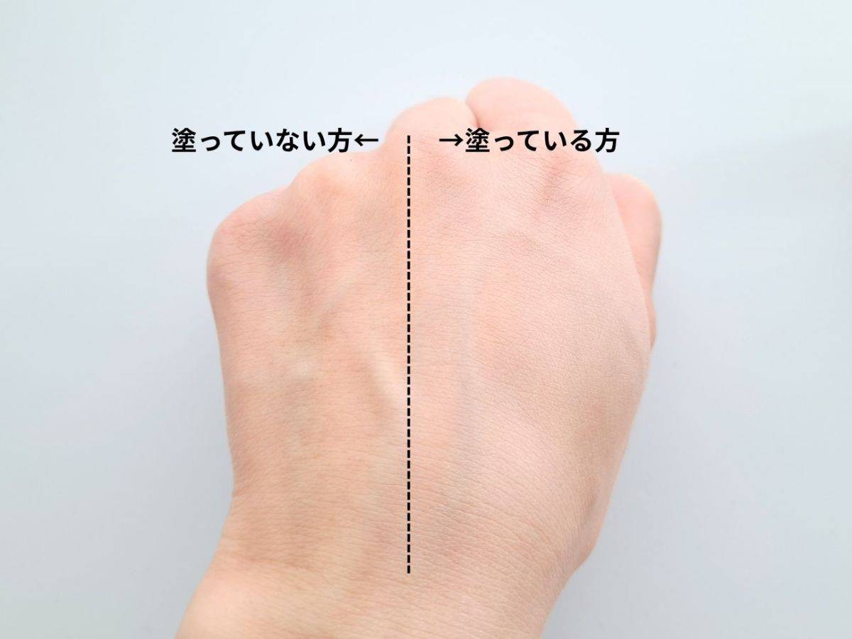 CANMAKE(キャンメイク) マシュマロフィニッシュパウダー mini MLマットライトオークルの手元スウォッチ