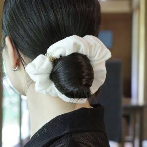 まとめ髪がぐっと華やぐ。さりげないアクセントに“ベロア×ゴールド”の大人シュシュ