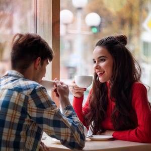 気になる男性と両想い♡あざと可愛い5つのアプローチ方法とは……？