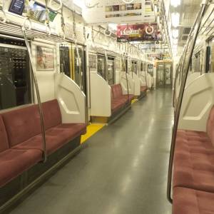 【ゾッとする怖い話】「先に降りるね」誰もいない車内で起きた恐怖体験