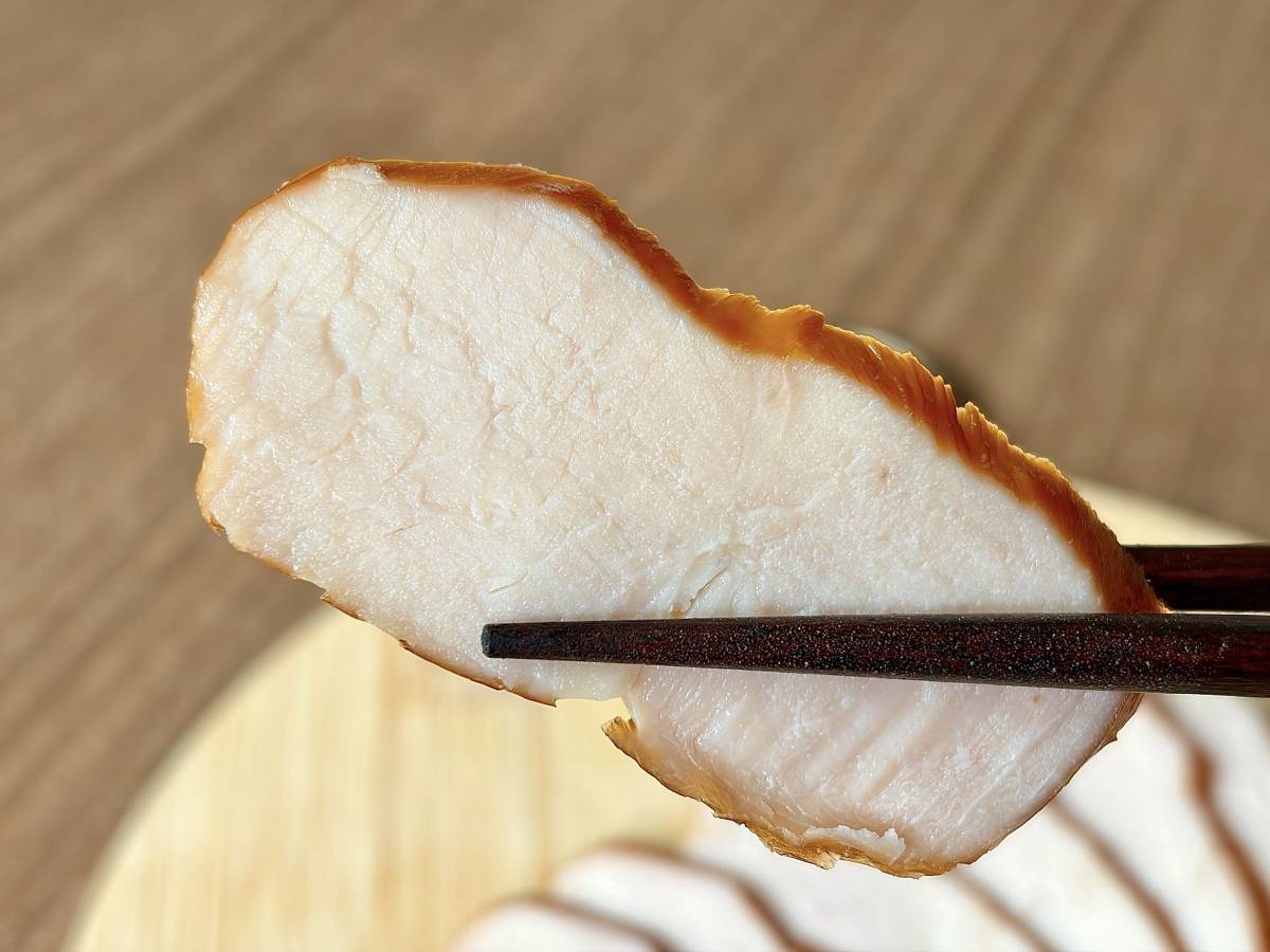 鶏の旨みとスモーキーな香りが◎
