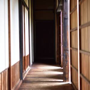 【ゾッとする怖い話】「じいちゃんじゃない」亡くなった祖父の家で起きた恐怖体験