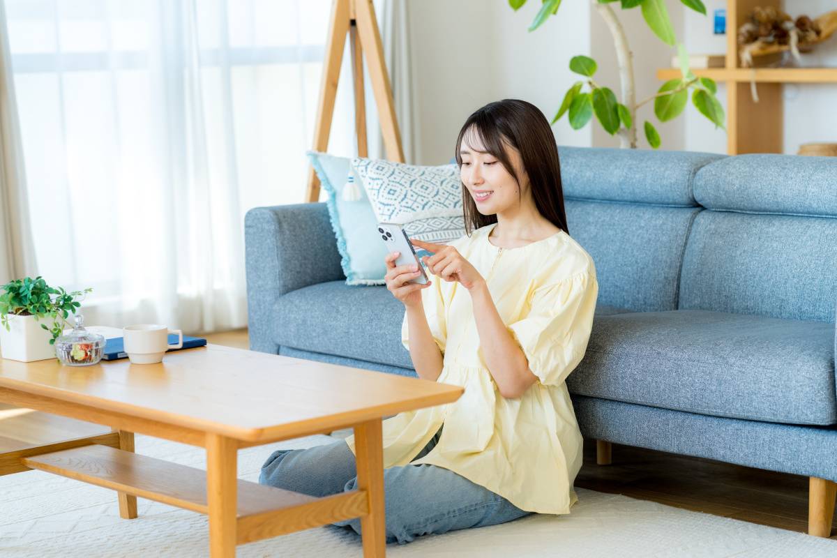 スマホを見る女性
