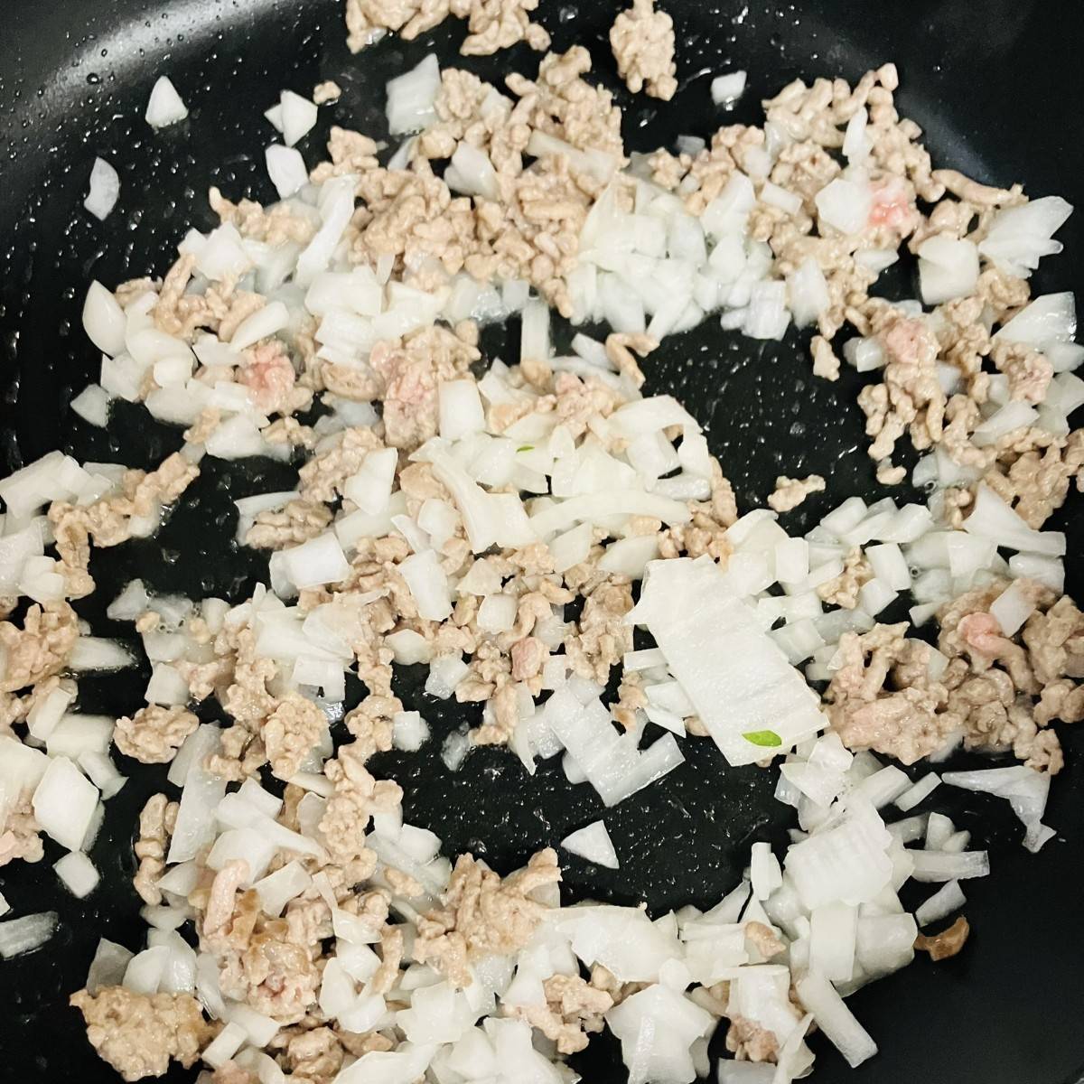 マルちゃん公式の「みんな大好き!フライパン1つ【焼そばボロネーゼ】」のレシピ