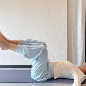 運動嫌いな人、絶対見て。寝ながらでできる「下腹」を凹ますストレッチ