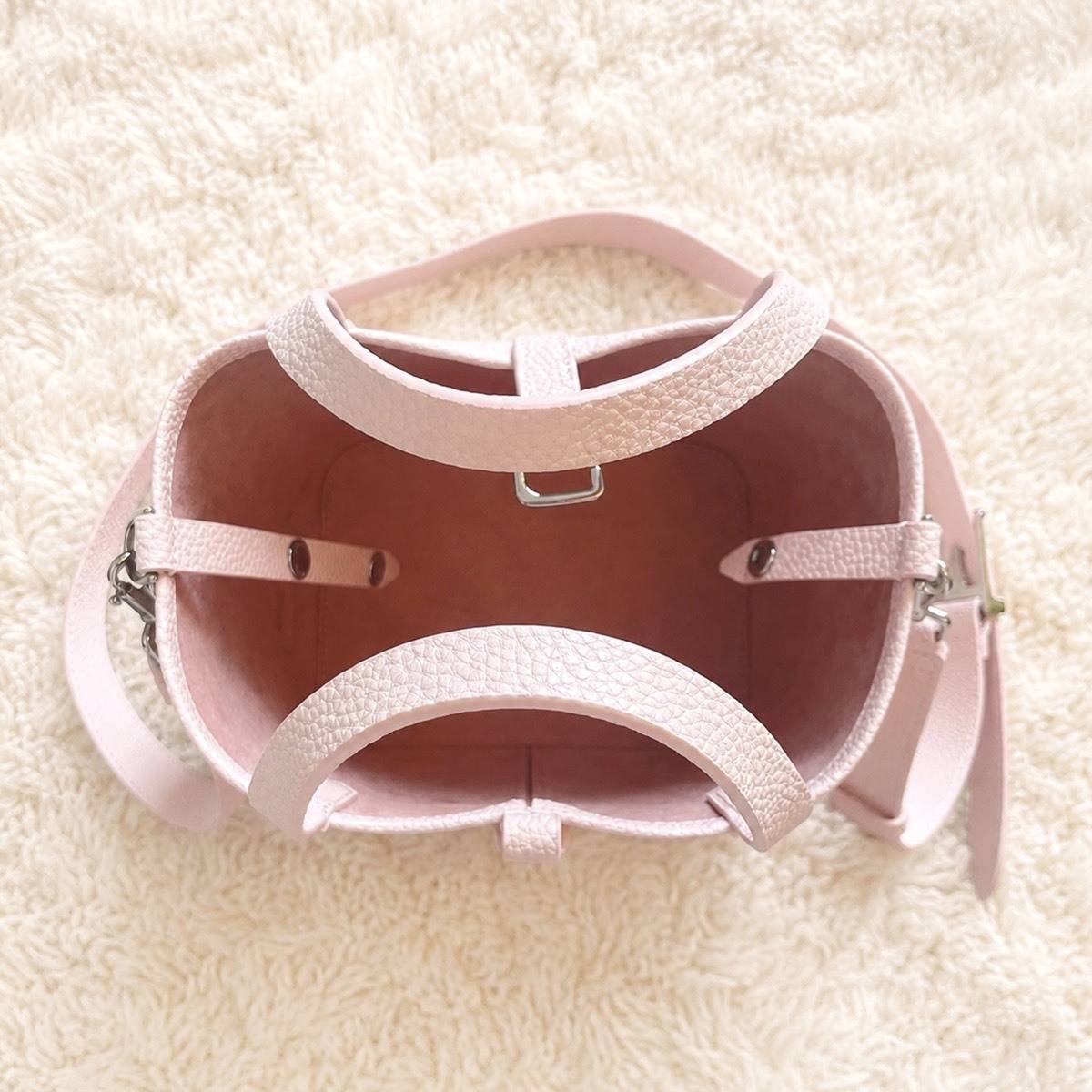 CHARLES & KEITH「Beryl ベリル リサイクルレザーバケツバッグ」