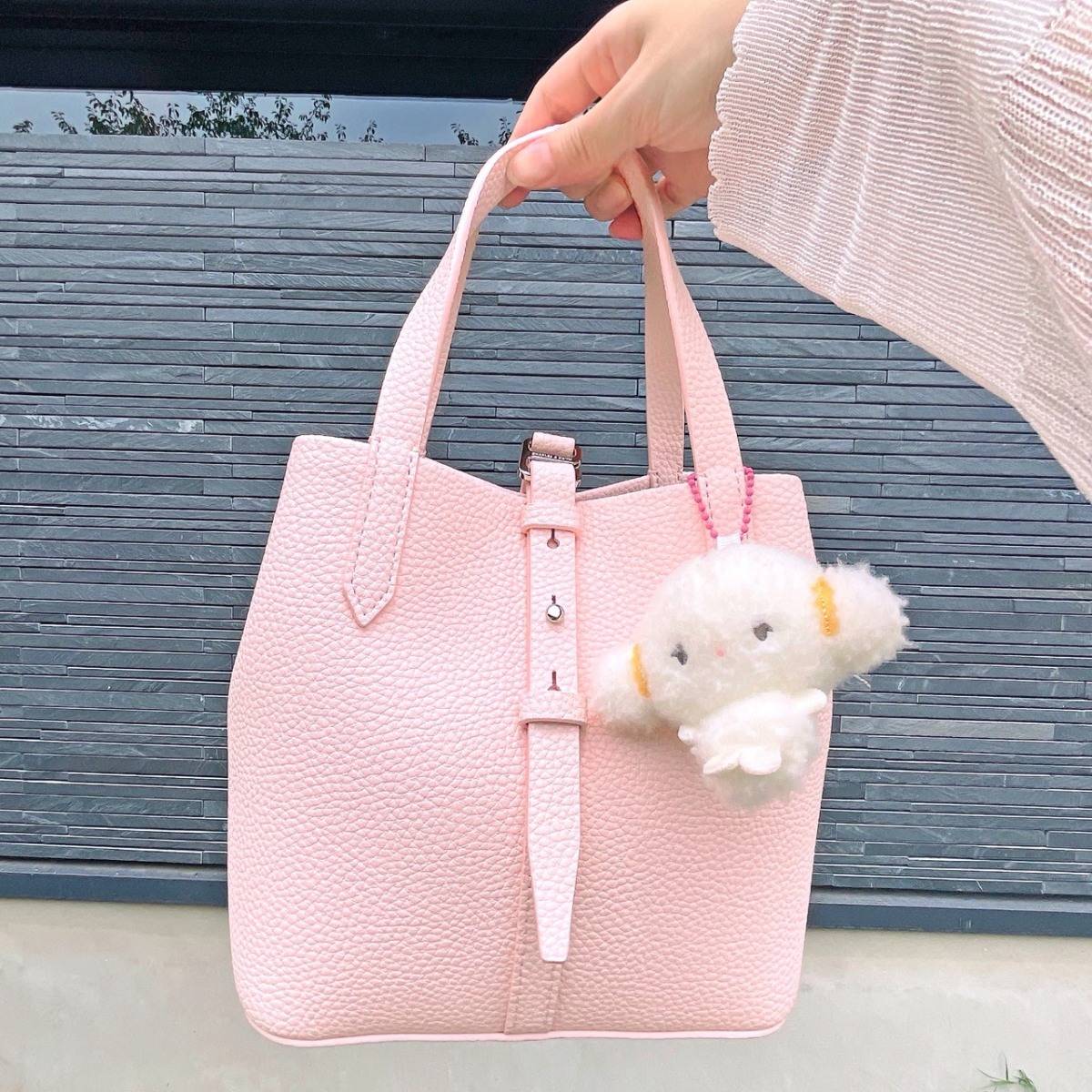 CHARLES & KEITH「Beryl ベリル リサイクルレザーバケツバッグ」
