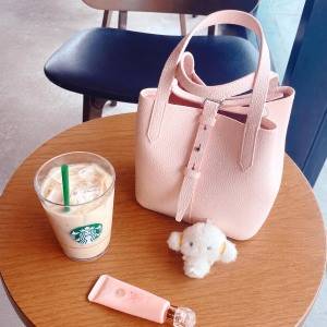 フォルムが変わる♡ 大人可愛い「CHARLES & KEITH」のピンクバッグ