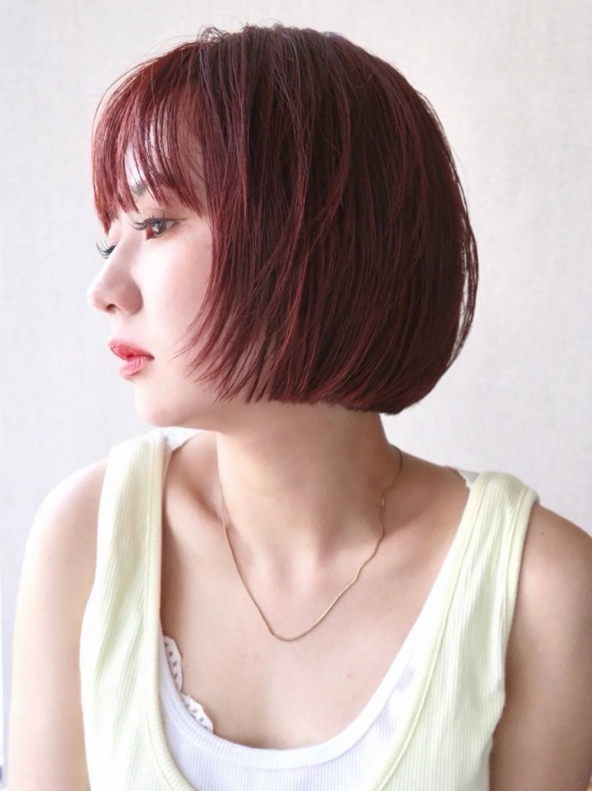 丸みシルエットのチェリーレッドボブ