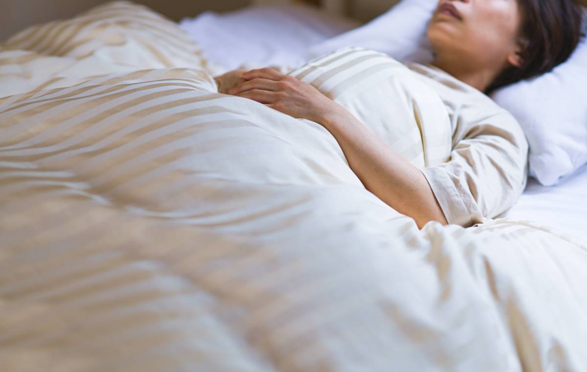 ベッドで眠る女性