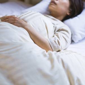 朝スッキリ起きれない人、絶対見て。「猫背」が睡眠の質を下げる原因と対策