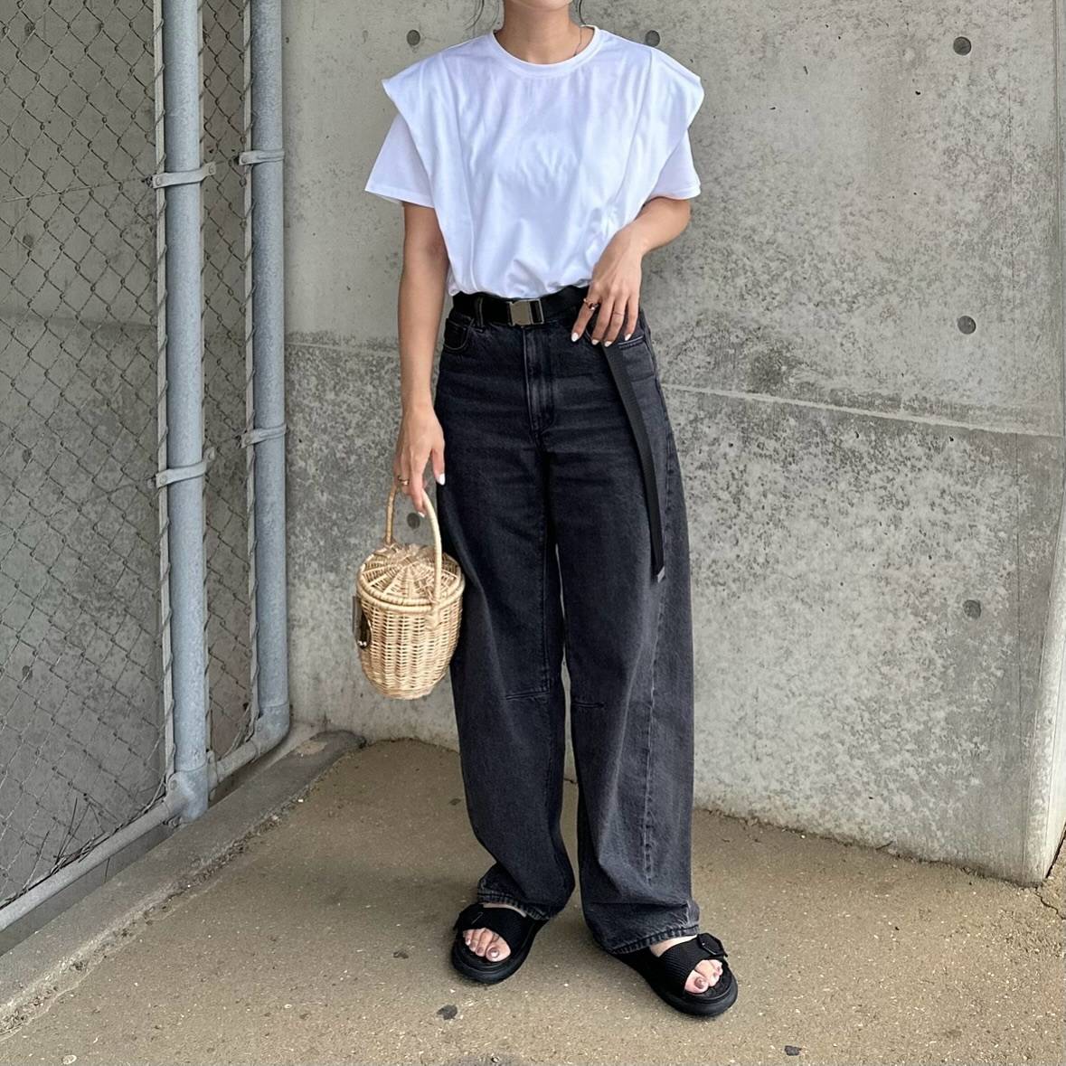 フリルTシャツ×デニムパンツ