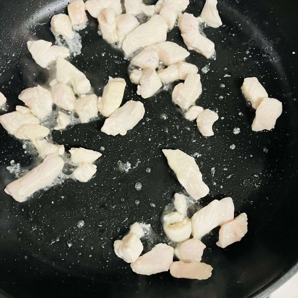 くらこん公式の「塩こんぶで鶏塩丼」のレシピ