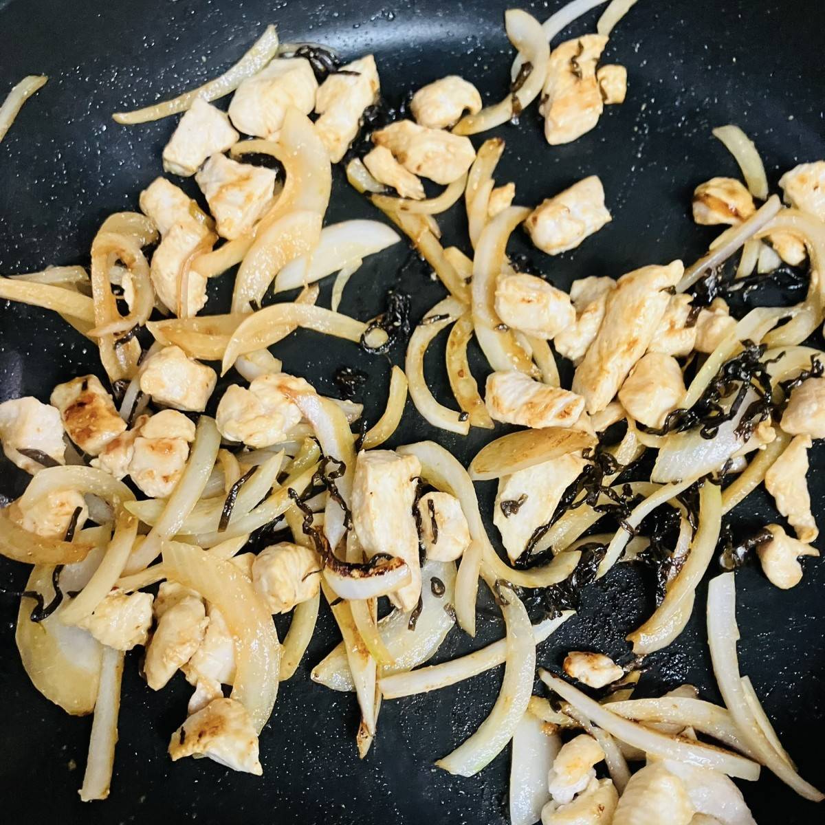 くらこん公式の「塩こんぶで鶏塩丼」のレシピ