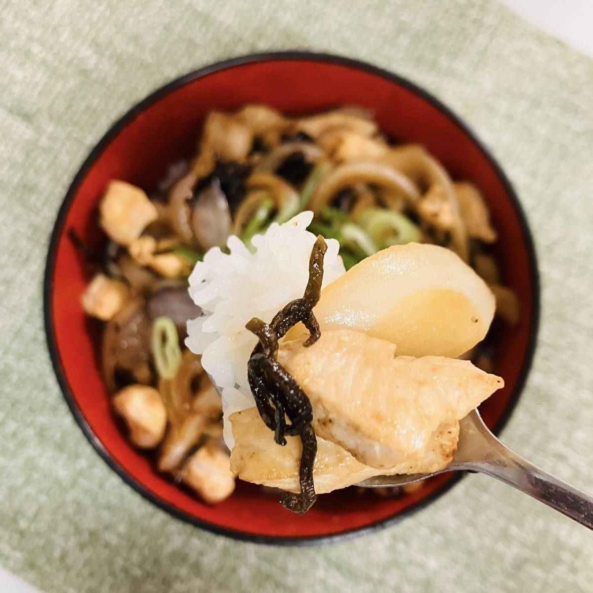 くらこん公式の「塩こんぶで鶏塩丼」のレシピ