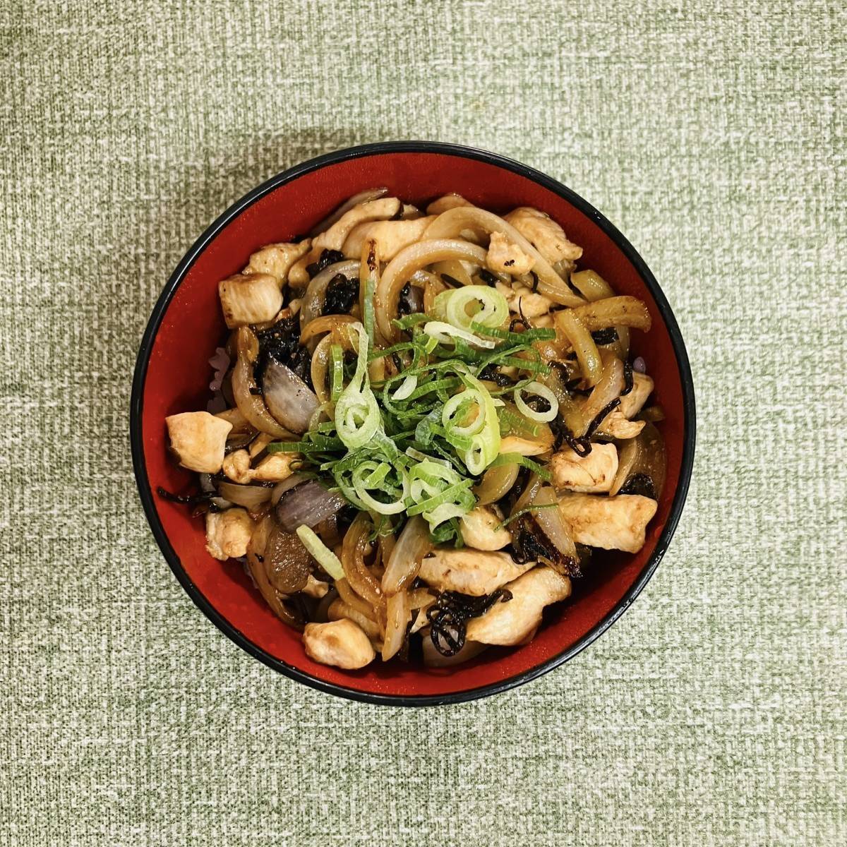 くらこん公式の「塩こんぶで鶏塩丼」のレシピ