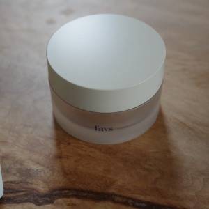 ベタつかずにうるおいキープ。ふっくら肌印象へ導く「favs」の高保湿クリーム