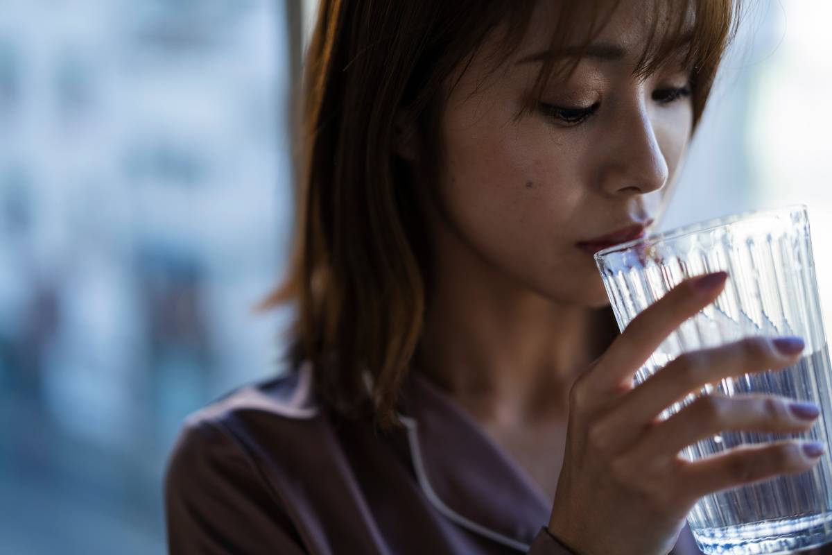 水を飲む女性