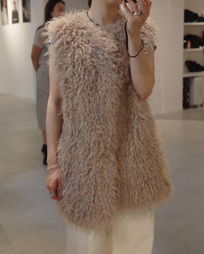 THINK FURのシャギーベスト