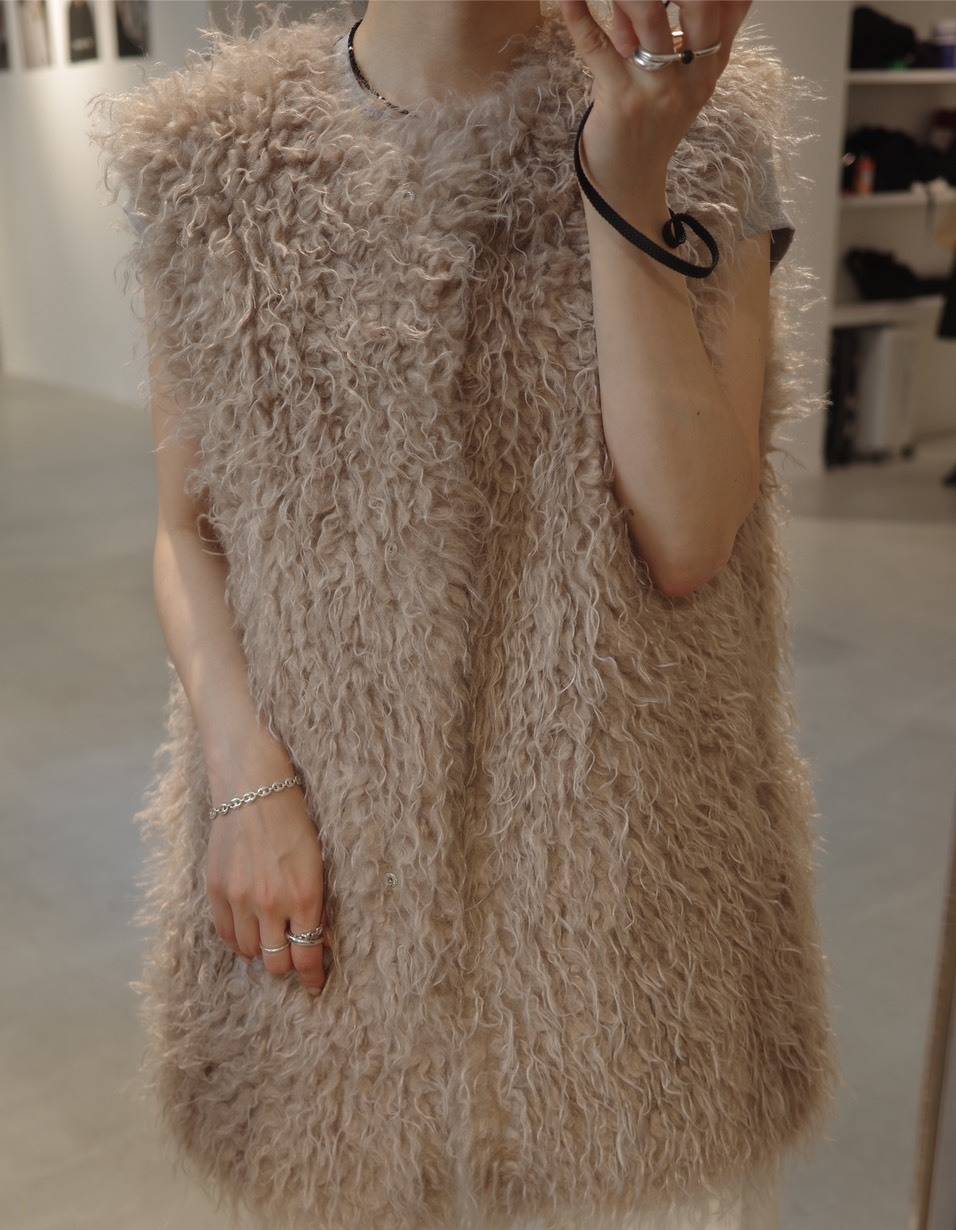 THINK FURのシャギーベスト