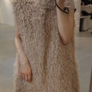 重ねるだけで旬スタイル完成。大人に似合う「THINK FUR」のふわふわベスト