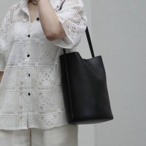 シンプル服のアクセントに。上質な存在感漂う「大人ショルダーバッグ」