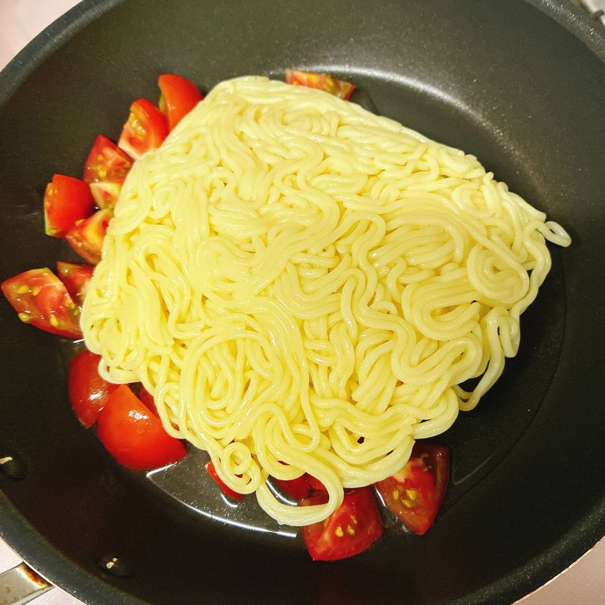 マルちゃん公式の「タコとトマトの塩焼きそば」のレシピ