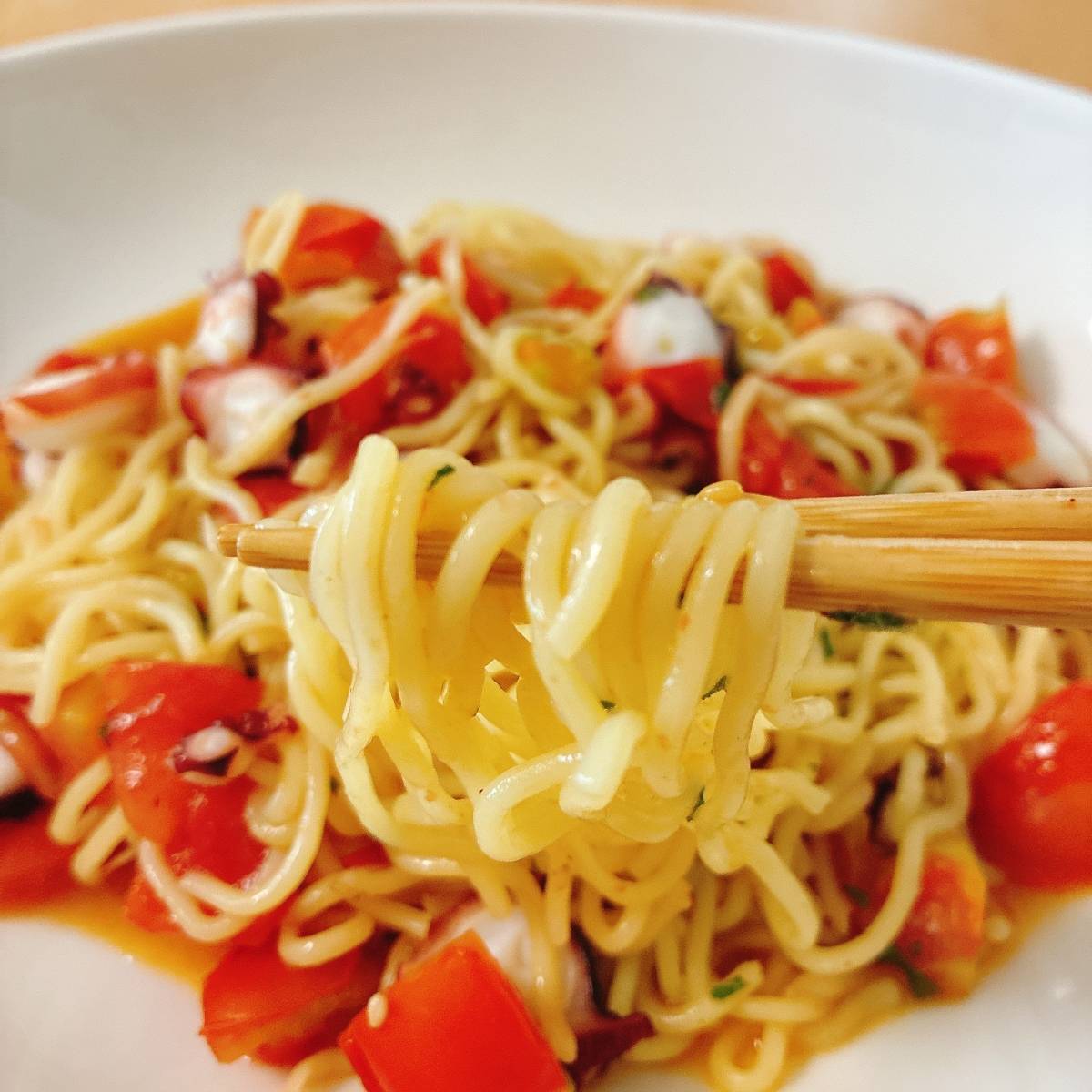 マルちゃん公式の「タコとトマトの塩焼きそば」のレシピ