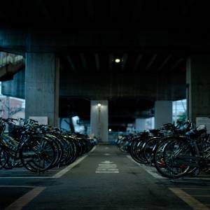 【ゾッとする怖い話】この駐輪場、どこかおかしい。深夜の駐輪場で起きた恐怖体験