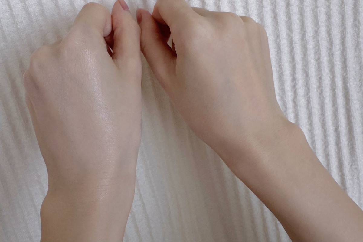 d’Alba のトーンアップサンクリーム(パープル)を塗布した手