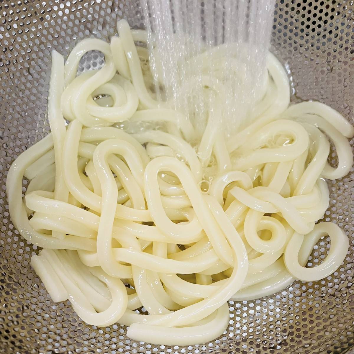 テーブルマーク公式の「夏野菜のわさびフレンチサラダうどん」のレシピ