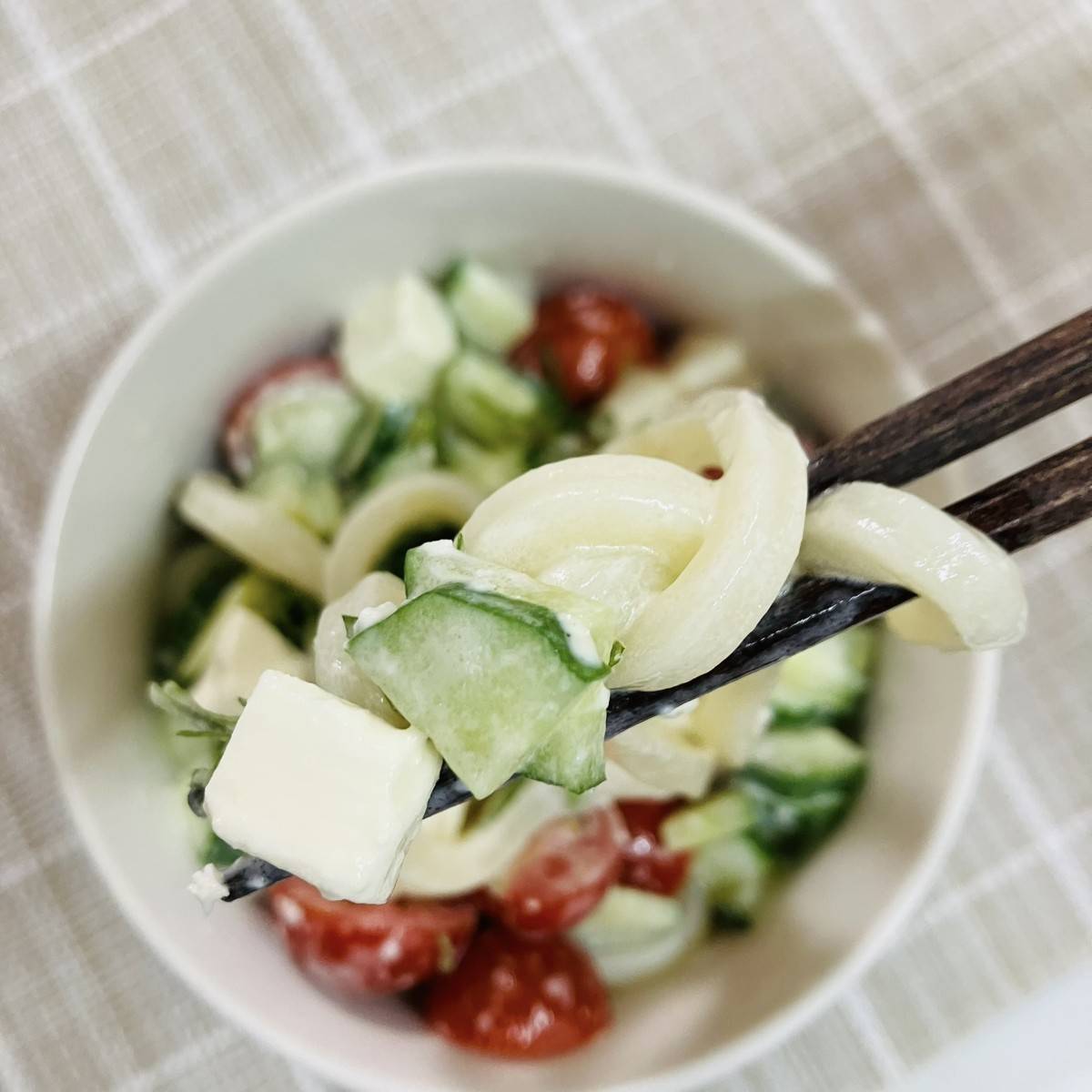 テーブルマーク公式の「夏野菜のわさびフレンチサラダうどん」のレシピ
