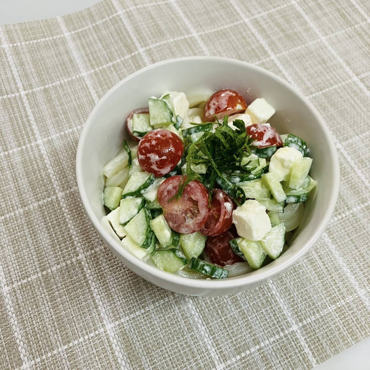 テーブルマーク公式の「夏野菜のわさびフレンチサラダうどん」のレシピ