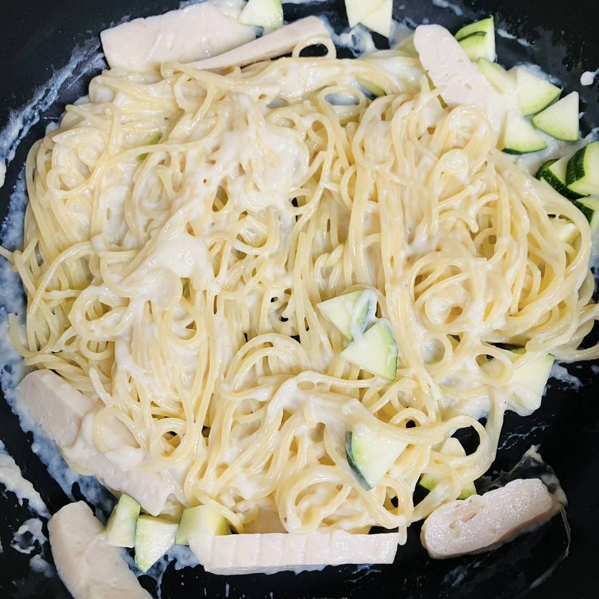 マ・マー公式の「手軽にヘルシー！サラダチキンの豆乳クリームパスタ」のレシピ