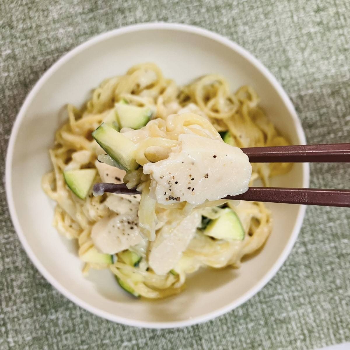 マ・マー公式の「手軽にヘルシー！サラダチキンの豆乳クリームパスタ」のレシピ