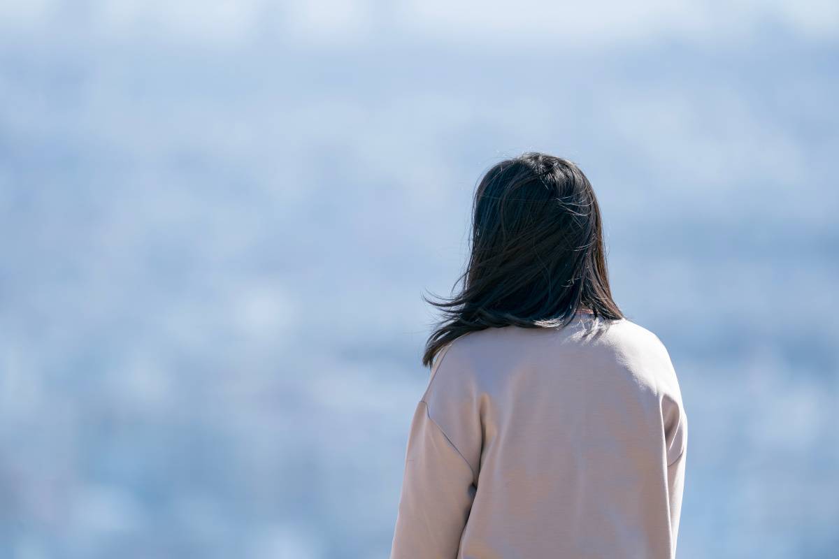 女性の後ろ姿