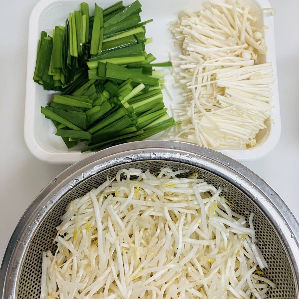 JAグループ公式の「もやしニラ豆苗のオイスター炒め」のレシピ