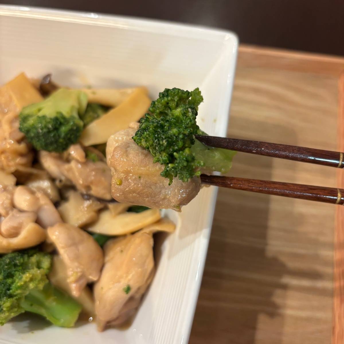 JAグループ公式の「ブロッコリーと鶏肉エリンギのオイスター味噌炒め」のレシピ