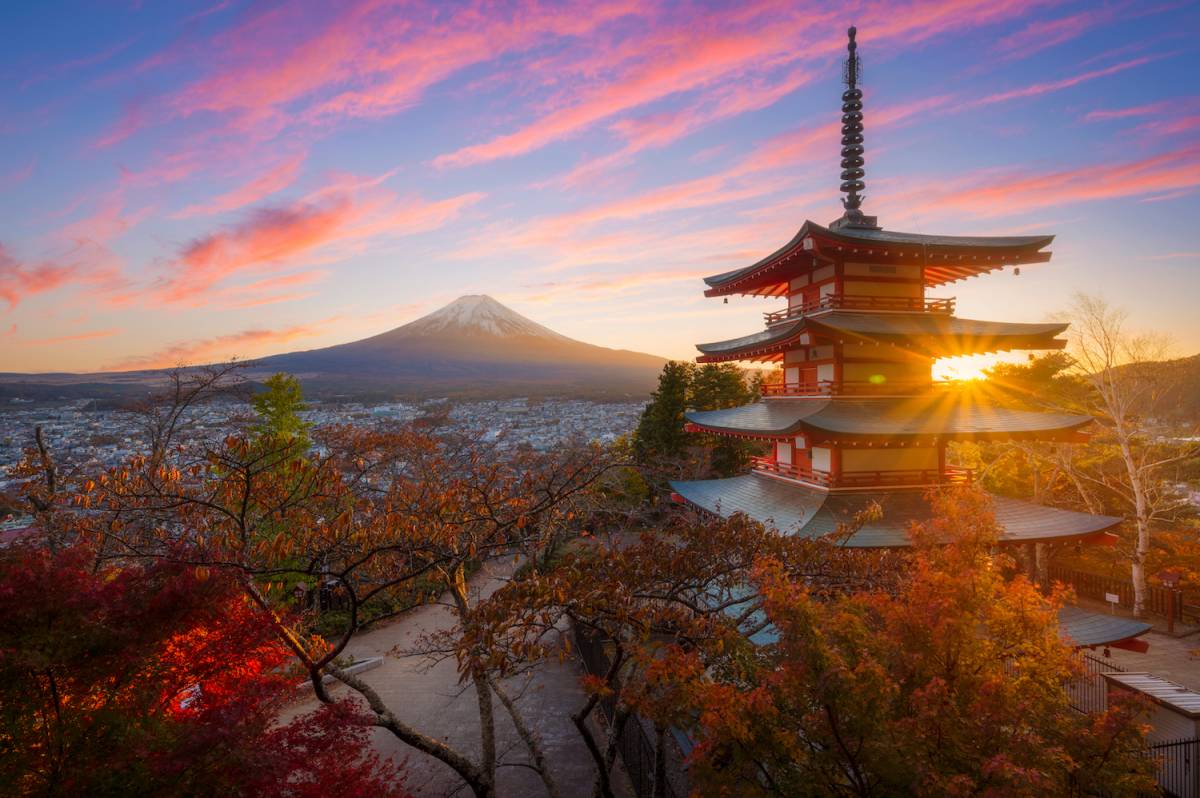 山梨県　赤い塔