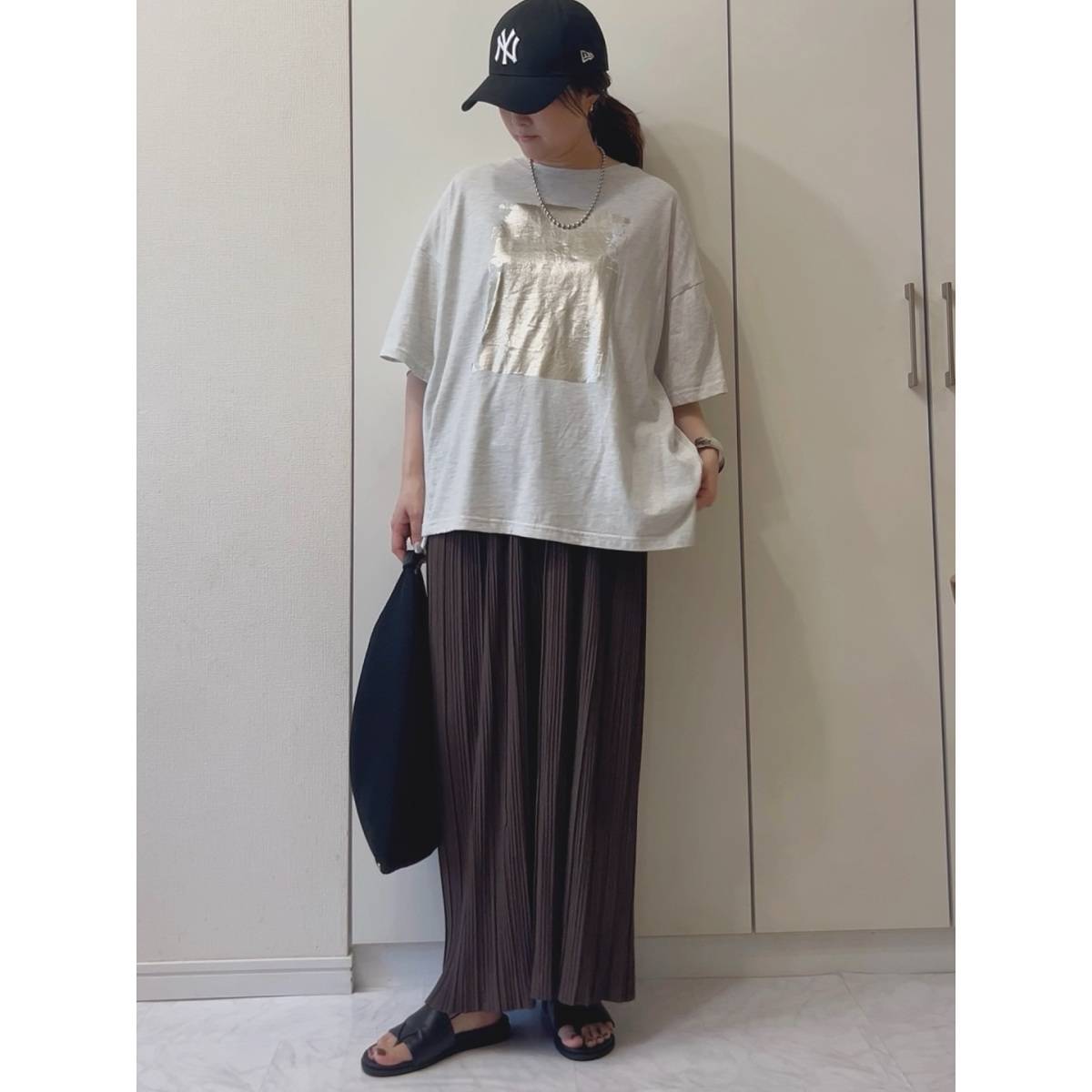 プリントTシャツ×プリーツパンツ