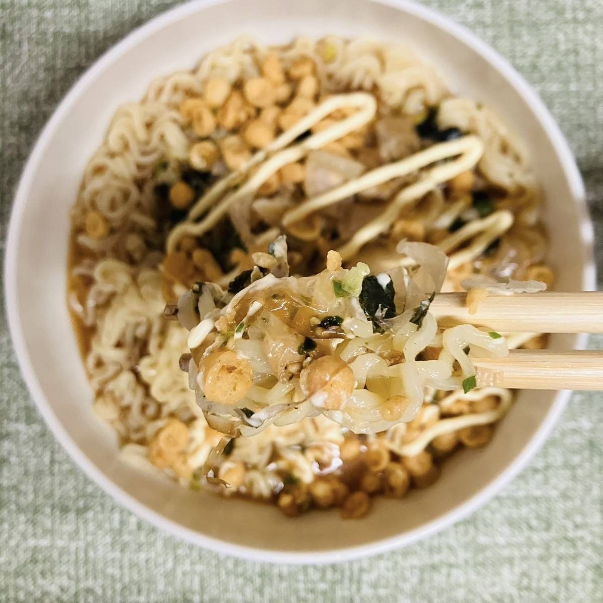 サッポロ一番公式の「お好み焼き味冷やしラーメン」のレシピ