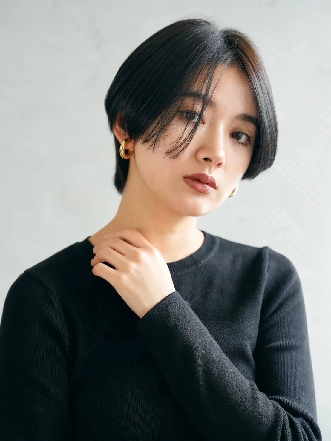 センターパートの黒髪ショート