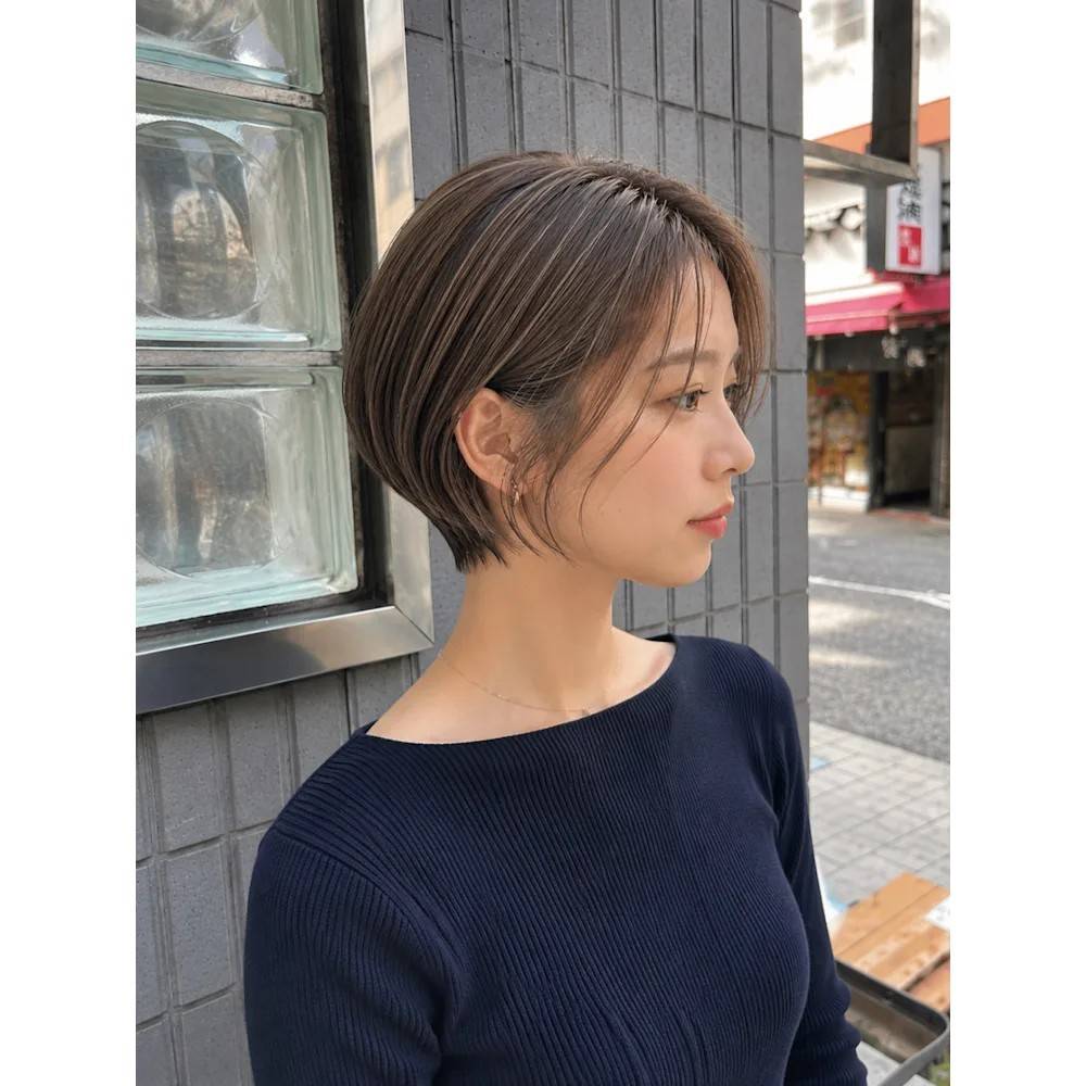 アッシュベージュのショートボブ