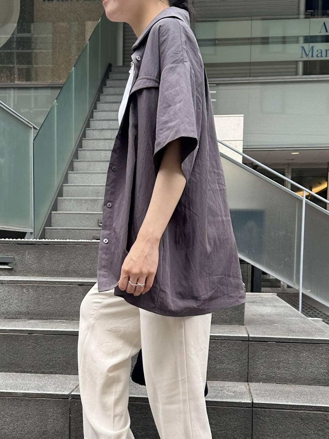 ダークグレーのサテンハーフスリーブシャツ