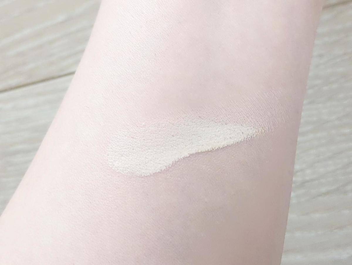 フィークッションガラスナチュラル00クリアカラーを腕にのせた画像